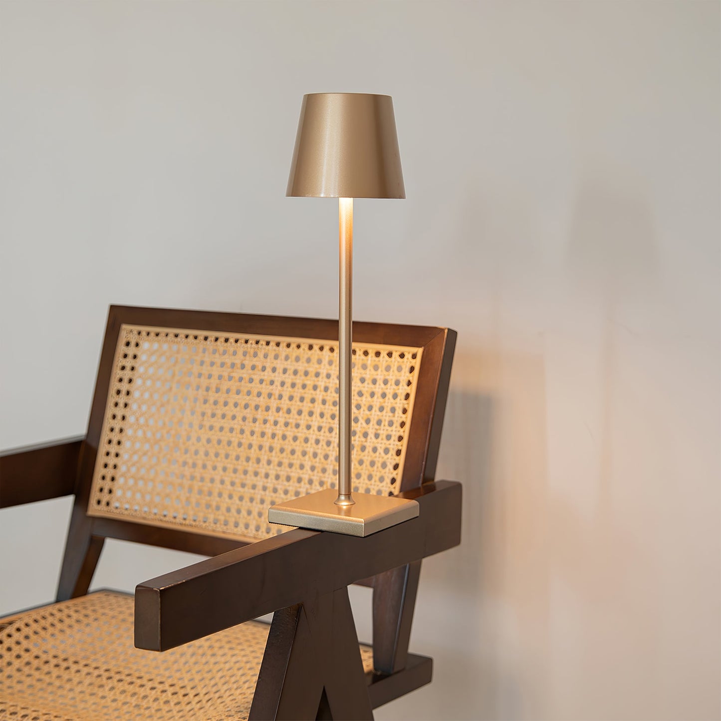 Poldina Built-in Battery Table Lamp